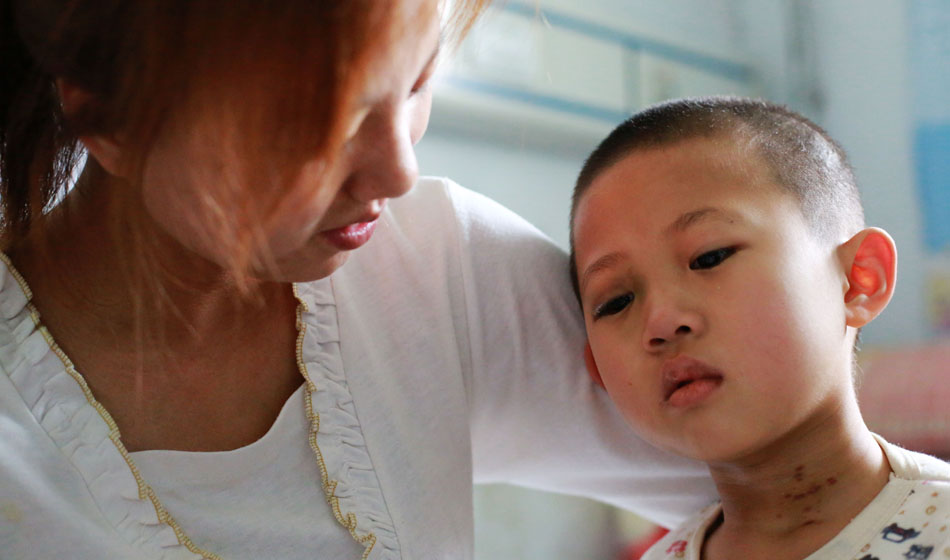 小彬嫻，7歲，家住邯鄲磁縣桑莊村，前一天還在家里玩得十分開(kāi)心。3月21日凌晨2點(diǎn)多，她的鼻子突然開(kāi)始流血，小彬嫻的爸爸桑先生立刻抱起孩子跑到了村里的小門診，醫(yī)生本以為只是普通的上火流鼻血，建議回去冰敷，細(xì)心的爸爸看到孩子的喉嚨一直在吞咽什么東西，突然從小彬嫻的嘴里涌出大量鮮血，醫(yī)生和桑先生頓時(shí)嚇懵了，醫(yī)生建議趕緊送往大醫(yī)院。當(dāng)天下午，父母帶孩子來(lái)到邯鄲市第四醫(yī)院，在此過(guò)程中，小彬嫻不斷出現(xiàn)吐血的情況，經(jīng)過(guò)醫(yī)生檢查當(dāng)時(shí)的小彬賢體內(nèi)所剩的血液不足300個(gè)血小板(正常人每立方毫米血液中大約含有10～30萬(wàn)個(gè)血小板).經(jīng)過(guò)4天的輸血治療，小彬嫻的情況并沒(méi)有好轉(zhuǎn)。3月24日，第四醫(yī)院對(duì)其進(jìn)行了2遍血常規(guī)的檢驗(yàn)，發(fā)出了“隨時(shí)都有生命危險(xiǎn)”的通知。情況緊急，桑先生傍晚帶孩子趕到了邯鄲市中心醫(yī)院。3月25日，小彬賢經(jīng)過(guò)2次骨髓穿刺檢查，并到天津研究院做了進(jìn)一步確認(rèn)，最后被確診為“急性粒細(xì)胞白血病M3型”。