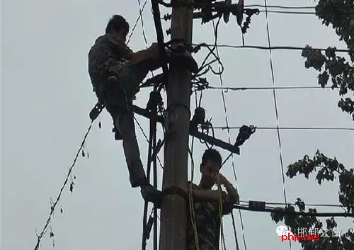 8月8日下午，邯臨路與高鐵橋交匯處北行200米燕莊村一名電工被困在電線桿上，急需救援。接到報警的邯鄲消防華澤路中隊立即趕赴現(xiàn)場，消防官兵到達(dá)現(xiàn)場后，經(jīng)了解得知，該男子是一名電工，在電線桿上作業(yè)時不慎被電擊傷，意識清醒，但其右腿和右臂無法用力，導(dǎo)致無法從電線桿上下來。消防官兵經(jīng)過半個小時的緊張營救，最終將被困男子成功救下，并由現(xiàn)場120醫(yī)務(wù)人員送往醫(yī)院進(jìn)行救治。