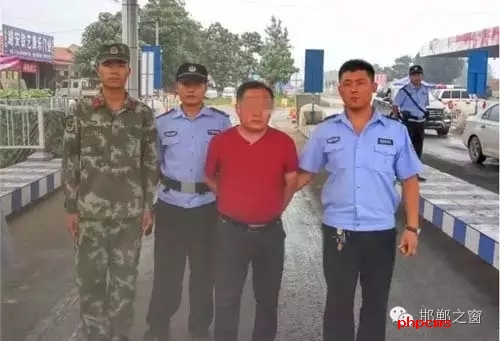 8月8日13時許，邯鄲大名李茂堤警務(wù)站民警，在一輛南樂開往龍王廟的公共汽車上，查獲一名無身份證男子。該男子自稱是龍王廟鎮(zhèn)人，在民警詢問下又改口稱是孫甘店鄉(xiāng)人，閃爍其詞、神色慌張。經(jīng)調(diào)查該男子叫朱某。于7月7日，在大名縣人民法院判決的一起民間借貸糾紛案中，犯罪嫌疑人朱某拒不履行法院判決。7月13日，大名縣公安局依法將該朱上網(wǎng)追逃。